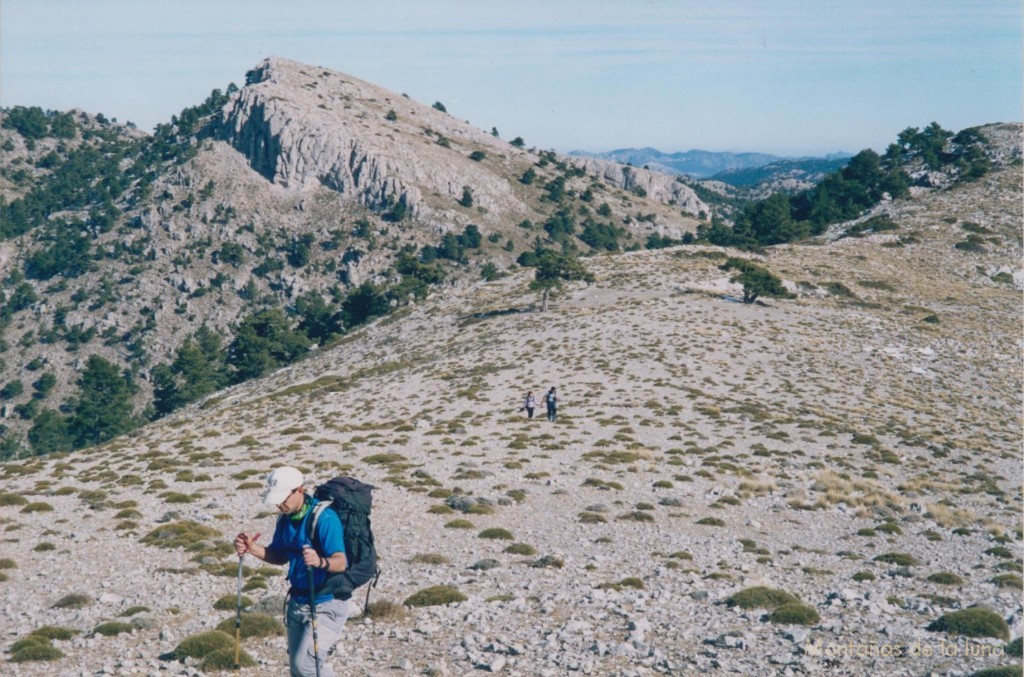 Extenso altiplano en el cordal cimero camino del Alto de Las Cabras, delante Jesús y a la izquierda El Cacarines